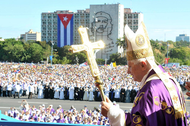 El Papa regresa a Italia