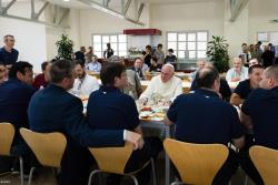 El Papa almuerza con los empleados del Vaticano